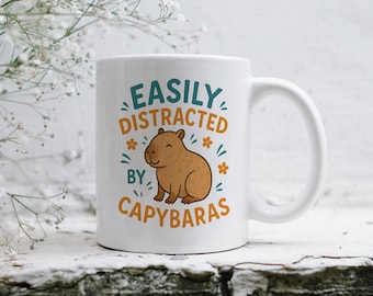 Tazza "Facilmente distratto dai capibara", regalo divertente per gli amanti degli animali, tazza da caffè con capibara, tazza con umorismo sui roditori, tazza in ceramica da 325 ml con capibara
