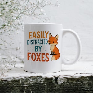 Caneca Facilmente Distraído por Raposas, Presente Bonito para Amantes de Raposas, Caneca Engraçada de Animal da Floresta, Xícara de Café com Animal da Floresta, Caneca de Cerâmica de Raposa de 11oz, Presente de Raposa