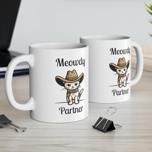 Taza Meowdy Partner con gato vaquero, 11 oz. Taza de cerámica, divertida y peculiar taza de café para amantes de los animales de Catsky Designs