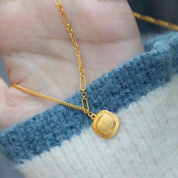 Long 18k Gold Necklace - 4,136 For Sale on 1stDibs