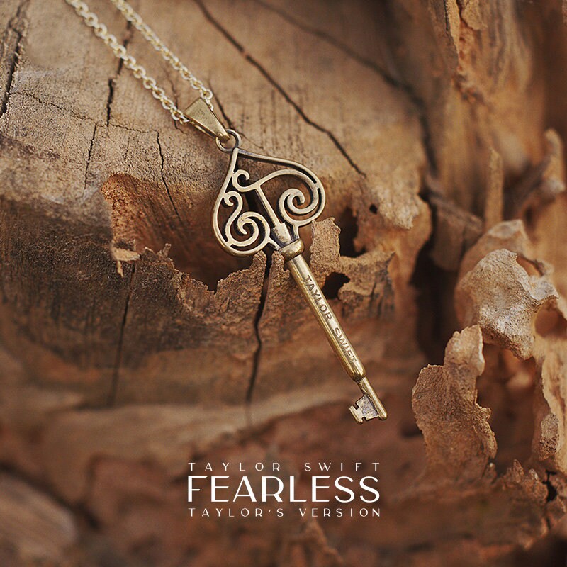 The vault key necklace resembles the necklace Taylor wore on the Original  Fearless Cover.. : r/TaylorSwift