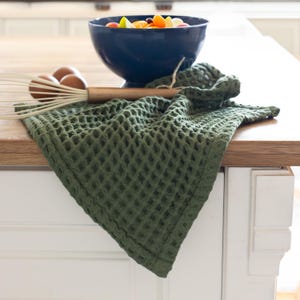 Dark Green Bath Towel in Waffle Weave, Turkish Cotton Forest Green Bathroom Towels, Quick Dry Emerald Pine Towel, Gift for Him