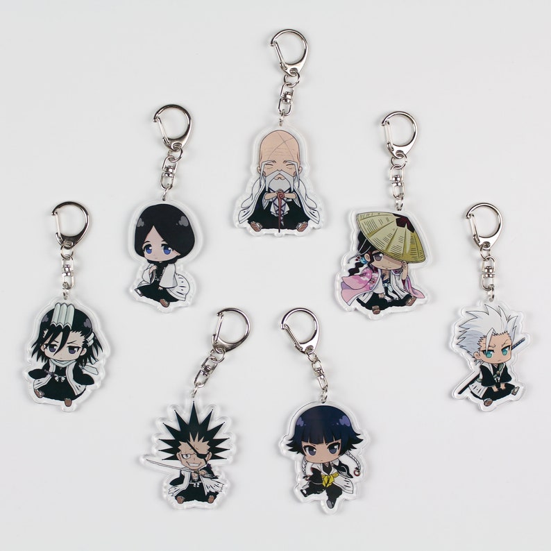 Puede incluir: Conjunto de ocho llaveros de personajes de anime con personajes de la serie de anime Bleach. Los llaveros est&aacute;n hechos de acr&iacute;lico transparente y presentan ilustraciones coloridas de los personajes.