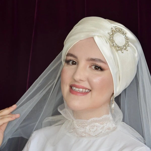 Broche en pierre de cristal de mariée détaillée bonnet en satin soyeux avec voile, turban de mariage prêt à porter, bonnet vintage extérieur instantané islamique musulman