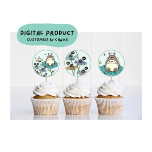 以下が含まれることがあります： 白いフロスティングをかけた3つのカップケーキ。それぞれに、大きな耳と花柄の漫画のキャラクターが描かれた丸い印刷された紙の円が載せられています。画像の上部には「DIGITAL PRODUCT CUSTOMISE IN CANVA」というテキストがあります。