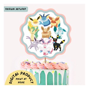 Peut inclure: Un topper de gâteau imprimable numérique représentant un cercle de différents personnages Pokémon, dont Eevee et ses évolutions, dans un style cartoon. Le topper est placé sur un gâteau glacé vert et rose. Le texte "DIGITAL PRODUCT PRINT AT HOME" est sur un cercle jaune.