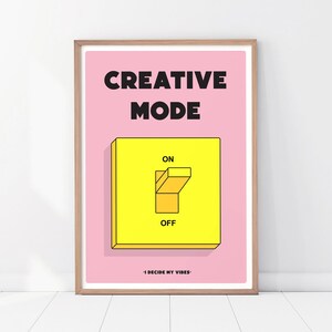 Peut inclure: Une affiche rose et jaune avec le texte "CREATIVE MODE" en noir. Un interrupteur jaune avec les mots "ON" et "OFF" est affiché avec l'interrupteur basculé sur "ON". Le texte "I DECIDE MY VIBES" est en bas de l'affiche.