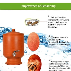 K&ouml;nnte beinhalten: Ein Terrakotta-Wasserkrug mit einem Hahn, umgeben von Wassertropfen. Das Bild zeigt die Bedeutung des Einbrennens von Terrakotta-T&ouml;pfen vor dem ersten Gebrauch. Der Text lautet: "Vor dem ersten Gebrauch den Terrakotta-Wasserkrug und das Glas in einen Eimer Wasser f&uuml;r 24-48 Stunden eintauchen. Das Schwitzen der T&ouml;pfe wird durch den atmungsaktiven K&ouml;rper des Tons verursacht, dies ist keine Leckage. Wei&szlig;er por&ouml;ser oder wei&szlig;er Schimmel ist bei allen Tonprodukten &uuml;blich, dies ist nicht sch&auml;dlich, reinigen Sie ihn mit einem feuchten oder trockenen Tuch."