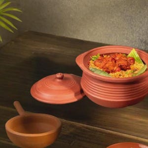 Puede incluir: Una olla de terracota con tapa, llena de comida cocinada, está sobre una mesa de madera. Un pequeño cuenco de madera, un plato con verduras y especias también están sobre la mesa. Los chiles rojos se colocan cerca del cuenco.