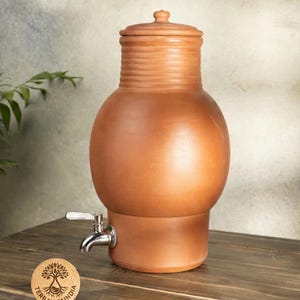 Handgefertigter Wasserspender aus irdenem Ton mit Edelstahlhahn (4 Liter)