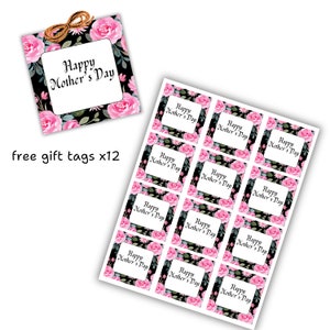 Op de afbeelding: Twaalf printbare cadeaulabels met een zwarte achtergrond, roze aquarelbloemen en de tekst "Happy Mother's Day".