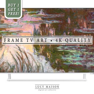 Può includere: Una stampa d'arte digitale di un dipinto di ninfee in uno stagno. La stampa è visualizzata su uno schermo televisivo bianco con un piedistallo bianco. Il testo "FRAME TV ART 4K QUALITY" è visualizzato sullo schermo. Il testo "BUY 1 GET 1 FREE!" è visualizzato in una casella verde nell'angolo in alto a sinistra dell'immagine. Il testo "LUCY MAISON digital art collective" è visualizzato nella parte inferiore dell'immagine.