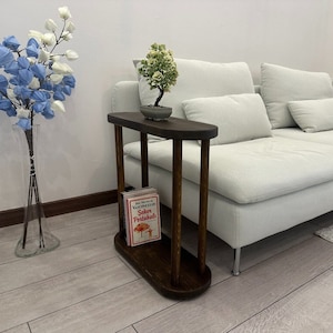 Handgemaakte houten slanke bijzettafels, kleine walnoot ronde smalle salontafel nachtkastje, ruimtebesparende plantenstandaard, esthetisch woonkamermeubilair