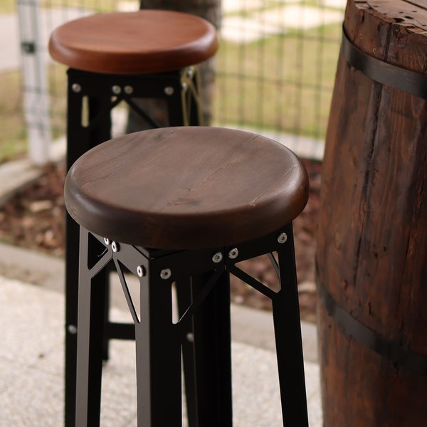 Taburete de bar rústico con asiento de madera y patas de metal