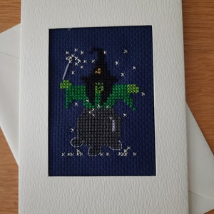 Carte de voeux de luxe faite à la main - sorcière au point de croix, chaudron et baguette magique, vert