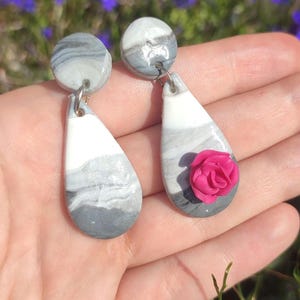 Polymer Clay Ohrringe Rose und Marmor-Look (weiß, grau, rosa, rosa Polymer Clay, federleicht, Edelstahl)