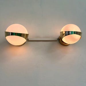 Apliques de pared modernos de latón de mediados de siglo de la década de 1950 / Lámpara de vidrio opalino Stilnovo italiano / Juego de 2 / Lámpara de pared retro de latón crudo hecha a mano