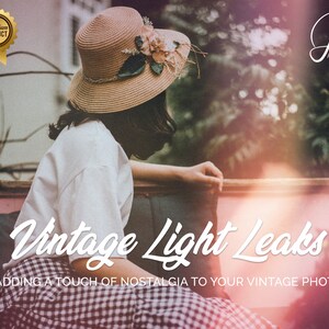 Könnte beinhalten: Eine Frau mit einem Strohhut sitzt auf einer Bank mit einem Vintage-Lichtleckeffekt. Der Text "Vintage Light Leaks" ist in einer Retro-Schriftart mit dem Slogan "Fügen Sie Ihren Vintage-Fotos einen Hauch von Nostalgie hinzu" geschrieben.