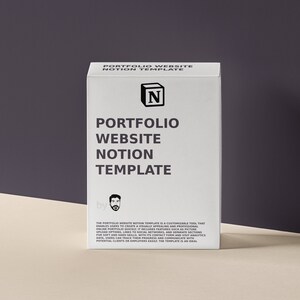 Puede incluir: Caja blanca con el texto "Portfolio Website Notion Template" en negro. La caja tiene un logotipo "N" negro y una pequeña imagen de una persona con barba. El texto "by" está debajo de la imagen.