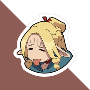 Puede incluir: Una pegatina con un personaje de estilo anime con pelo rubio, orejas de elfo y un lazo rojo. El personaje lleva un atuendo azul y saca la lengua. La pegatina tiene un borde blanco y está sobre un fondo marrón y blanco.