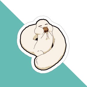 Könnte beinhalten: Ein gestanzter Aufkleber mit einer Cartoon-Illustration eines weißen, langgestreckten Wesens, das zu einem Kreis zusammengerollt ist. Das Wesen hat geschlossene Augen und hält einen kleinen, braunen, strukturierten Gegenstand mit den Vorderpfoten.