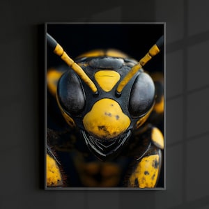 Op de afbeelding: Een ingelijste print met een close-up van een wesp. De afbeelding toont de kop van het insect, met zijn grote, donkere ogen en geel-zwarte strepen. De donkere achtergrond benadrukt de details van de wesp.