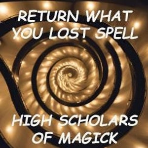 Puede incluir: Una escalera de caracol con un esquema de colores dorado y blanco. El texto "RETURN WHAT YOU LOST SPELL" está en la parte superior de la imagen. El texto "HIGH SCHOLARS OF MAGIC" está en la parte inferior de la imagen.