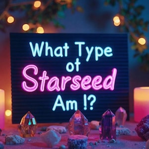 Peut inclure: Une enseigne au néon avec le texte "What Type of Starseed Am I ?" est au centre de cette image. L'enseigne est entourée de cristaux, de bougies et de guirlandes lumineuses, créant une esthétique mystique et spirituelle. La palette de couleurs est un mélange de rose, de violet et de bleu.