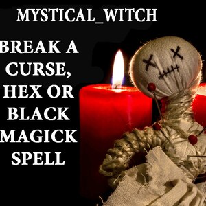 Könnte beinhalten: Ein Voodoo-Puppe mit Nadeln, brennenden roten Kerzen und dem Text "MYSTICAL_WITCH BREAK A CURSE, HEX OR BLACK MAGICK SPELL" auf schwarzem Hintergrund. Die Puppe ist aus Stoff und Bindfaden gefertigt.