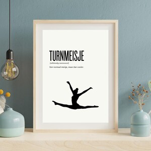Puede incluir: Un póster imprimible en blanco y negro con la palabra "Turnmeisje" definida como "una chica normal, pero más cool." El póster presenta una silueta de una gimnasta haciendo un salto de separación.