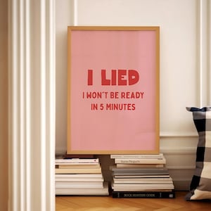 I Lied I Won’t Be Ready In 5 Minutes Print, Lustiges Zitat Wandkunst, Rosa Digitales Poster, Mädchen Zimmer Dekor, immer bereit druckbare Kunst
