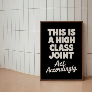 Divertente stampa artistica da parete retrò – Questo è un poster di alta classe "Agisci di conseguenza", download digitale per bagno, cucina, ufficio.