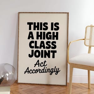 Divertente stampa artistica da parete retrò – Questo è un poster di alta classe "Agisci di conseguenza", download digitale per bagno, cucina, ufficio.