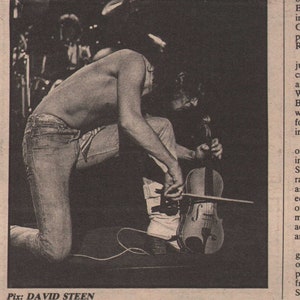SLADE - Clipping original de NME de 1977 - Noizy Boyz vuelve a la pista del Reino Unido - Noddy Holder, Don Powell, Dave Hill, Jim Lea