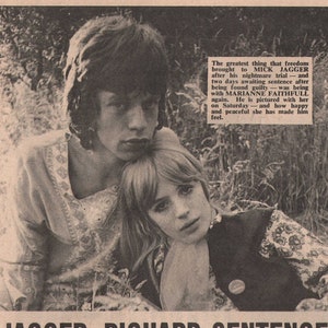 以下が含まれることがあります： ミック・ジャガーとマリアンヌ・フェイスフルの白黒写真。写真は、ミック・ジャガーの薬物所持による裁判と判決に関する雑誌記事からのものです。記事の見出しは「Jagger-Richard Sentences Cause Press Storm」です。