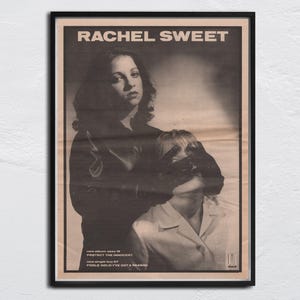 Könnte beinhalten: Schwarz-Weiß-Poster mit dem Text "RACHEL SWEET" oben. Das Bild zeigt zwei Frauen, eine mit ihren Händen, die das Gesicht der anderen bedecken. Das Poster hat eine Vintage-Ästhetik und Songtitel.