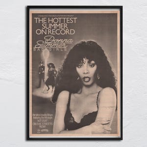 Può includere: Poster vintage incorniciato per l'album "Bad Girls" di Donna Summer. L'immagine in bianco e nero presenta un ritratto di Donna Summer, con testo tra cui "The Hottest Summer On Record" e "Hot Stuff On The Streets Now."