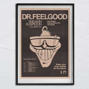 Puede incluir: Un póster en blanco y negro que anuncia un concierto de Dr. Feelgood. El póster presenta una ilustración de dibujos animados de una cara sonriente con gafas de sol y un sombrero. El texto en el póster dice "Dr. Feelgood", "Sneak'n Suspicion", "New Single", "Released May 13th", "UP 36255", "c/w Lights Out", "Dr. Feelgood Tour 1977", "Keep your eyes peeled for the album", y "LA".