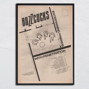 Könnte beinhalten: Ein gerahmtes Vintage-Poster mit dem Bandnamen "BUZZCOCKS" in fetten, schwarzen Buchstaben. Das Poster zeigt eine schematische Illustration und Text, darunter "ENTERTAINING FRIENDS" und "WITH PENETRATION". Tourdaten sind aufgeführt.