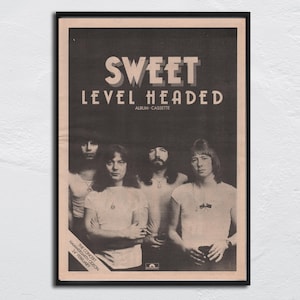 Puede incluir: Póster vintage enmarcado en negro con la banda Sweet. El póster tiene el nombre de la banda en letras grandes y en negrita en la parte superior, con "Level Headed" debajo. También se enumeran el título del álbum y el formato de casete. Los miembros de la banda están en la parte inferior.
