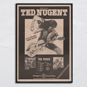 Pode incluir: Um cartaz de concerto preto e branco para a turnê do Reino Unido de Ted Nugent. O cartaz apresenta uma foto de Ted Nugent tocando guitarra. O texto no cartaz diz "Ted Nugent", "If it's too loud you're too old", "UK Tour", "Ted Nugent on Records & Tapes", e "Straight Music Presents".