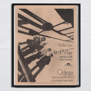 Puede incluir: Una fotografía en blanco y negro de una banda, The Bee Gees, con el texto "1st of May" y "Odessa" sobre un fondo blanco. El texto también incluye "su nuevo single ya a la venta" y "su nuevo álbum doble que se lanzará a principios de marzo".