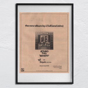 Puede incluir: Anuncio vintage enmarcado del álbum 'Benefit' de Jethro Tull. El póster, en un marco negro, presenta el título del álbum y el nombre de la banda en negrita. La imagen incluye una foto en blanco y negro de la banda e información de lanzamiento.