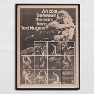 Pode incluir: Cartaz publicitário vintage a preto e branco com Ted Nugent a tocar guitarra. O cartaz inclui o texto "An axe between the ears from Ted Nugent" e várias imagens mais pequenas do músico.