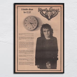 Könnte beinhalten: Gerahmte Vintage-Werbung mit einem Mann, einer Uhr und Text. Die Überschrift lautet "A double album for £2.37." Das Bild hat eine Retro-Ästhetik mit einem Zeitungs-Hintergrund und einem schwarzen Rahmen. Die Uhr zeigt die Zeit an.