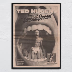 Pode incluir: Pôster emoldurado em preto e branco anunciando o novo LP de Ted Nugent, "Scream Dream". O pôster apresenta uma grande boca aberta com um homem dentro e uma imagem menor de uma mulher. O pôster também inclui datas da turnê.
