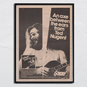 Pode incluir: Anúncio vintage emoldurado em preto e branco do álbum Double Live Gonzo! de Ted Nugent. O anúncio apresenta uma foto de Nugent tocando guitarra, com o texto "An axe between the ears from Ted Nugent."