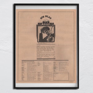 Op de afbeelding: Een vintage krantenadvertentie voor een Bob Dylan concert. De advertentie toont een zwart-witfoto van Bob Dylan die gitaar speelt. De advertentie vermeldt de datum, tijd en locatie van het concert, evenals de namen van de muzikanten die zullen optreden.