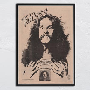 Pode incluir: Um cartaz de concerto em preto e branco anunciando Ted Nugent a atuar no Hammersmith Odeon no dia 11 de agosto. O cartaz apresenta uma imagem de close-up de Ted Nugent com o texto "Cat Scratch Fever".