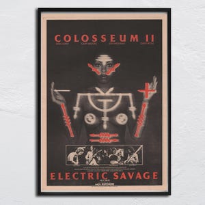 以下が含まれることがあります： 黒い背景に「COLOSSEUM II」の赤い文字が入った額入りのポスター。ポスターには、赤いアクセントと下部に「ELECTRIC SAVAGE」の文字が入った人物のイラストが描かれています。ポスターは黒いフレームに入っています。
